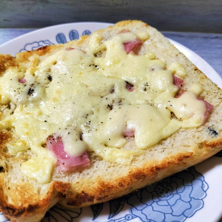 朝食に♡厚切りベーコンとバターのチーズトースト